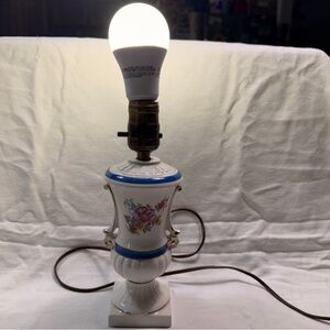 Vintage Moriyama Japan mid century Victorian lamp